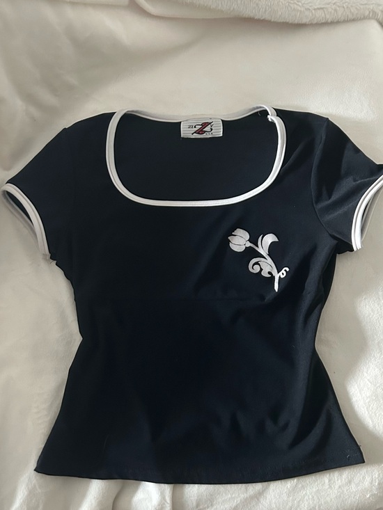 zizzy Tops - 90s top with floral graphic!